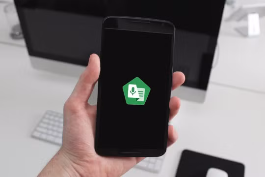 Ứng dụng Tạo phụ đề trực tiếp của Google giúp người khiếm thính giao tiếp dễ dàng hơn. Ảnh: Candid.Technology