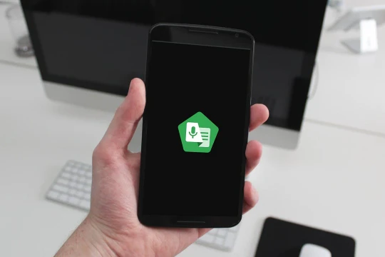 Ứng dụng Tạo phụ đề trực tiếp của Google giúp người khiếm thính giao tiếp dễ dàng hơn. Ảnh: Candid.Technology