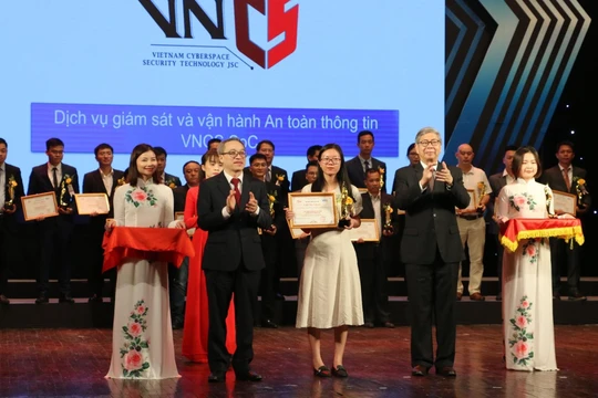 Dịch vụ giám sát và vận hành an toàn thông tin – VNCS SoC đạt Giải thưởng chuyển đổi số năm 2020.