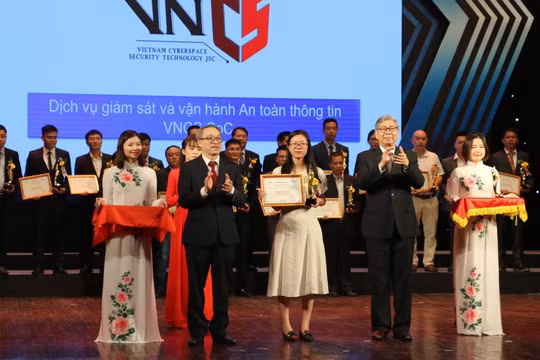 Dịch vụ giám sát và vận hành an toàn thông tin – VNCS SoC đạt Giải thưởng chuyển đổi số năm 2020.