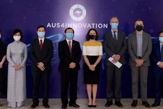 Bộ trưởng Huỳnh Thành Đạt, Thứ trưởng Bùi Thế Duy và Đại sứ Robyn Mudie cùng một số đại biểu hai bên.