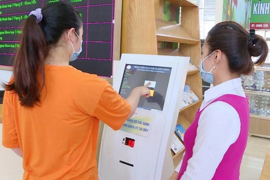 Quầy tra cứu và đăng ký khám bệnh tại Bệnh viện Sản nhi Quảng Ninh.