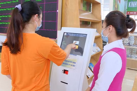 Quầy tra cứu và đăng ký khám bệnh tại Bệnh viện Sản nhi Quảng Ninh.