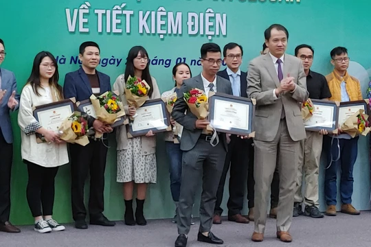 Ông Phương Hoàng Kim - Vụ trưởng Vụ Tiết kiệm năng lượng và Phát triển bền vững (Bộ Công Thương) trao giải Nhất.