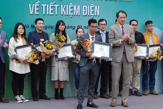 Ông Phương Hoàng Kim - Vụ trưởng Vụ Tiết kiệm năng lượng và Phát triển bền vững (Bộ Công Thương) trao giải Nhất.