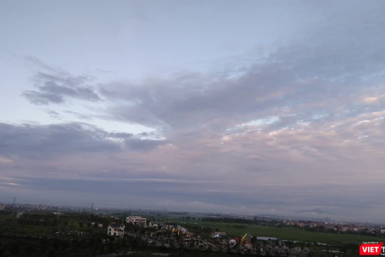 Cặp mắt rồng trong tư thế rồng nằm cuộn khúc trên bầu trời gần lăng mộ và đền thờ Đức Quốc tổ Lạc Long Quân tại Thanh Oai, Hà Nội.