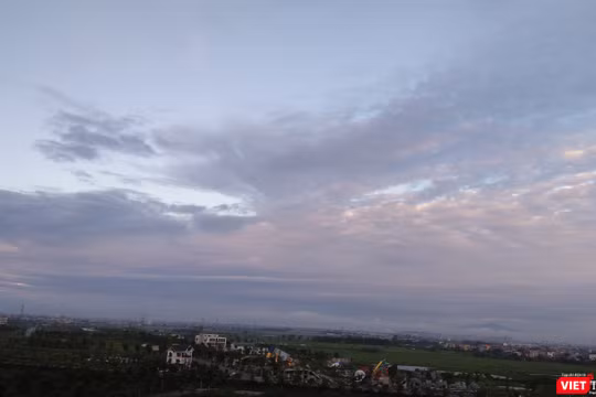 Cặp mắt rồng trong tư thế rồng nằm cuộn khúc trên bầu trời gần lăng mộ và đền thờ Đức Quốc tổ Lạc Long Quân tại Thanh Oai, Hà Nội.