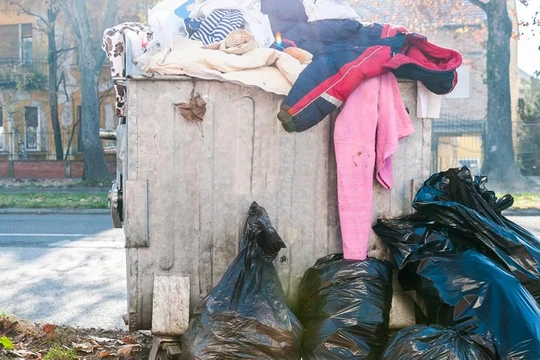 Rác thải ngành dệt may đang trở thành nỗi lo trên toàn cầu. Ảnh minh họa: daily.jstor.org