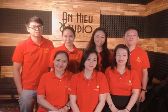 Các cán bộ ngành TT&TT góp mặt trong MV "Ánh sao nơi đầu tuyến"