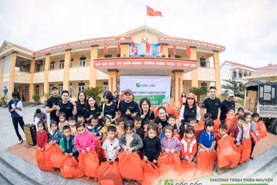 900 phần quà trao tay học sinh vùng lũ Quảng Bình