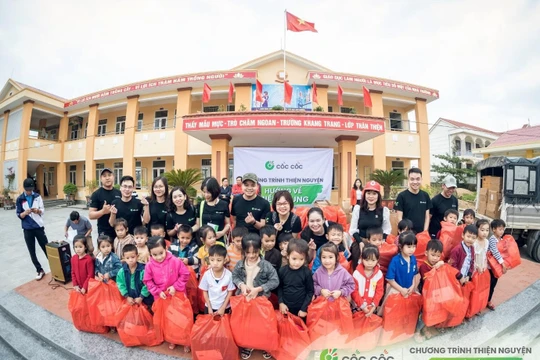 900 phần quà trao tay học sinh vùng lũ Quảng Bình