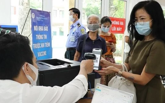 Bộ Công an đang triển khai thí điểm Hệ thống quản lý tiêm chủng vaccine. Ảnh: VGP