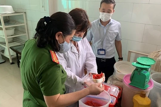 Đoàn kiểm tra làm việc tại cơ sở sản xuất bánh Trung thu Bà Dần. Ảnh: Sở Y tế Hà Nội