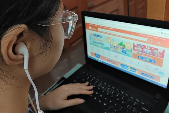 Người dùng cần lưu ý khi mua sắm trên không gian mạng.