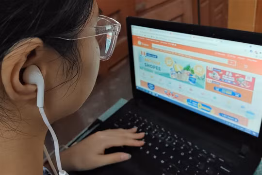 Người dùng cần lưu ý khi mua sắm trên không gian mạng.