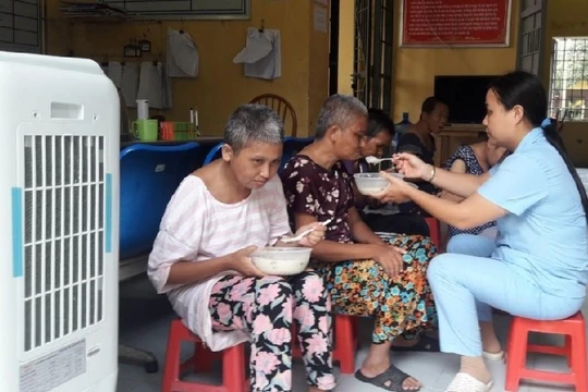 Chị Phương tận tình chăm sóc bệnh nhân.