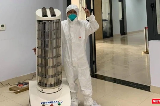 Bác sĩ tại Bắc Giang tiếp nhận robot khử khuẩn Phenikaa-X.