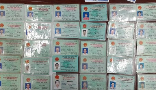 Chứng minh thư giả để băng nhóm thực hiện hành vi phạm tội. Ảnh: csgt.vn