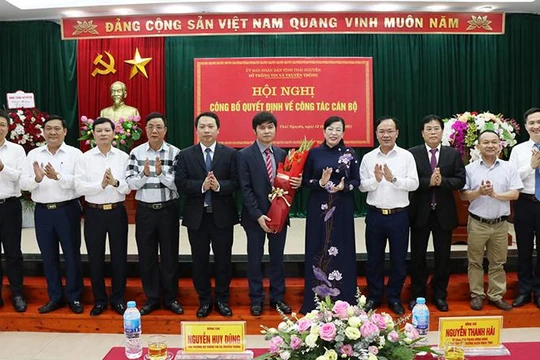 Lãnh đạo tỉnh, Bộ Thông tin và Truyền thông tặng hoa chúc mừng tân Phó Giám đốc Sở Thông tin và Truyền thông. Ảnh: mic.vn