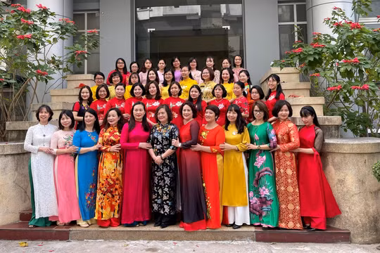 Tập thể các nhà khoa học nữ tại Viện Hóa học các hợp chất thiên nhiên. Ảnh: Viện Hàn lâm Khoa học và Công nghệ Việt Nam.