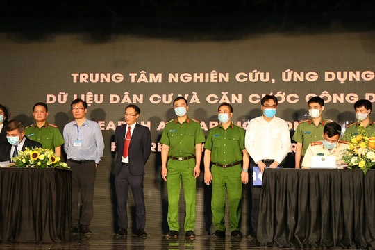 Trung tâm ký kết hợp tác với các đối tác chiến lược. Ảnh: Bộ Công an.