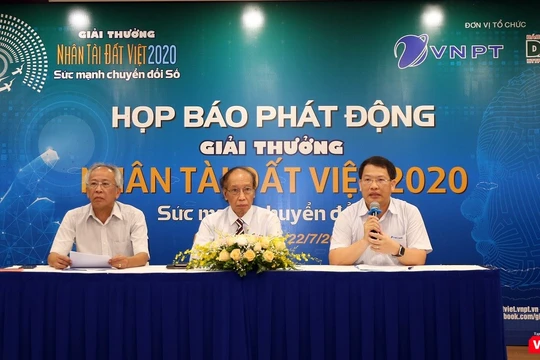 Đại diện Ban Tổ chức Giải thưởng Nhân tài Đất Việt giải đáp thắc mắc tại buổi họp báo phát động Giải thưởng.