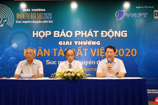 Đại diện Ban Tổ chức Giải thưởng Nhân tài Đất Việt giải đáp thắc mắc tại buổi họp báo phát động Giải thưởng.