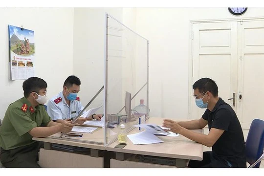 Cơ quan chức năng làm việc với Trần Văn Duy. Ảnh: Sở TT&TT Hà Nội.