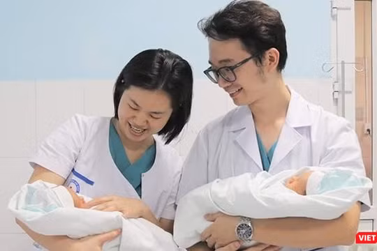 Niềm vui của các bác sĩ khi điều trị thành công.