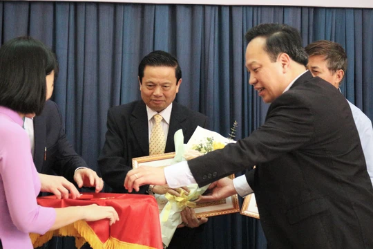 TS. Lê Doãn Hợp – Nguyên Bộ trưởng Bộ Thông tin và Truyền thông, Chủ tịch Danh dự Hội Truyền thông Số Việt Nam - nhận Huy hiệu 50 năm tuổi Đảng.