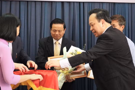 TS. Lê Doãn Hợp – Nguyên Bộ trưởng Bộ Thông tin và Truyền thông, Chủ tịch Danh dự Hội Truyền thông Số Việt Nam - nhận Huy hiệu 50 năm tuổi Đảng.