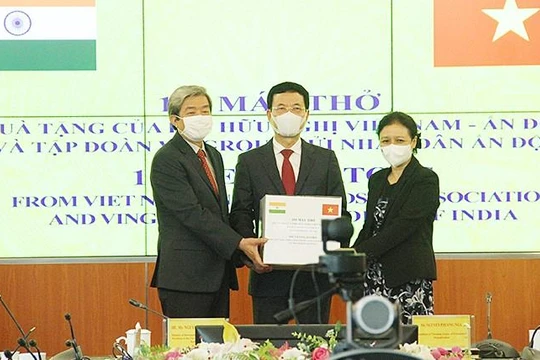 Bộ trưởng Nguyễn Mạnh Hùng trao tặng 100 máy thở cho nhân dân Ấn Độ. Ảnh: mic.gov.vn