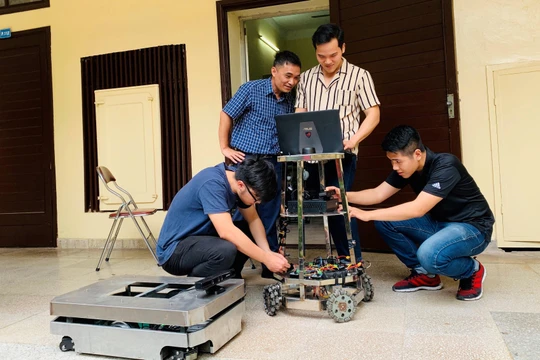 Chế tạo robot. Ảnh minh họa.