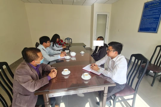 Giám đốc Công ty TNHH Truyền thông và Quảng cáo địa điểm Việt làm việc với cơ quan chức năng. Ảnh: Sở TT&TT tỉnh Lâm Đồng.