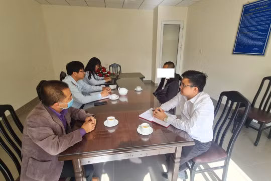 Giám đốc Công ty TNHH Truyền thông và Quảng cáo địa điểm Việt làm việc với cơ quan chức năng. Ảnh: Sở TT&TT tỉnh Lâm Đồng.