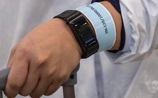 Thiết bị vòng đeo tay quản lý người cách ly đã được áp dụng tại một số quốc gia. Ảnh minh họa: mic.gov.vn.