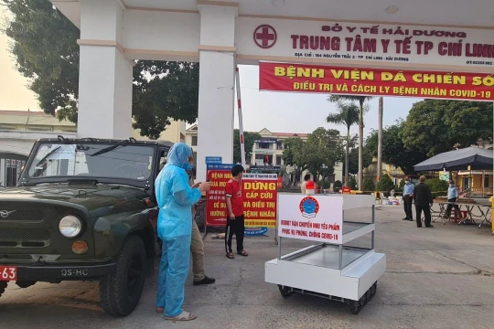 Sau 32 giờ thần tốc, robot đã được hoàn thành và đưa vào thử nghiệm tại Bệnh viện Dã chiến số 1 (Trung tâm Y tế Chí Linh). Ảnh: Thông tin Chính phủ.