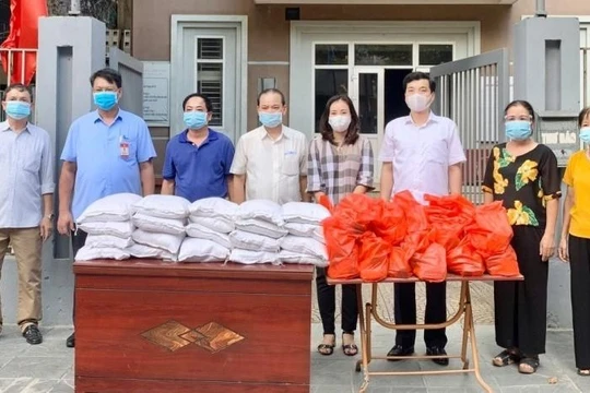 Trao quà hỗ trợ người dân có hoàn cảnh khó khăn. Ảnh: Sở Lao động - Thương binh và Xã hội Hà Nội.