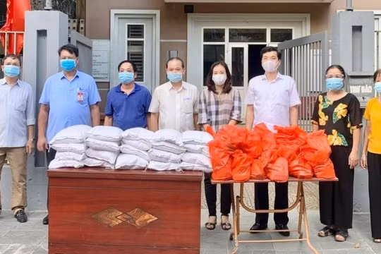 Trao quà hỗ trợ người dân có hoàn cảnh khó khăn. Ảnh: Sở Lao động - Thương binh và Xã hội Hà Nội.