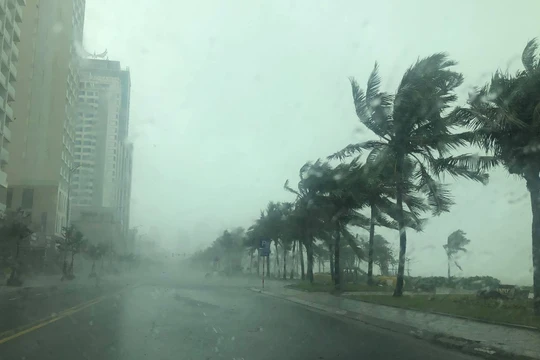 Bão số 9 gây ảnh hưởng nghiêm trọng tới các tỉnh miền Trung.