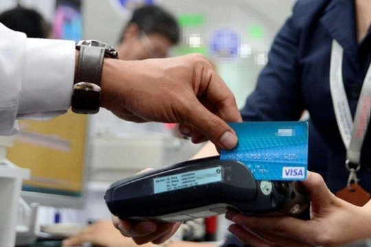 Đề xuất giảm 50% phí giao dịch thanh toán điện tử liên ngân hàng đến 30/6/2022. Ảnh minh họa: Báo Chính phủ.