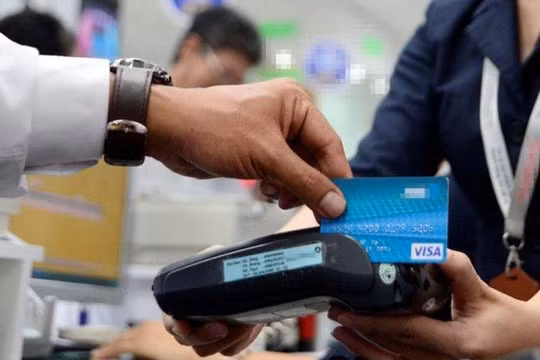 Đề xuất giảm 50% phí giao dịch thanh toán điện tử liên ngân hàng đến 30/6/2022. Ảnh minh họa: Báo Chính phủ.