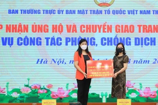 Chủ tịch Ủy ban MTTQ Việt Nam Thành phố Nguyễn Lan Hương chuyển giao trang thiết bị y tế cho Sở Y tế Hà Nội. Ảnh: Cổng TTĐT Hà Nội.