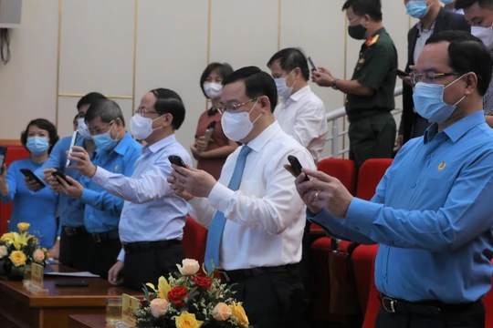 Các đại biểu tham gia nhắn tin ủng hộ tại Lễ phát động. Ảnh: Bộ TT&TT.