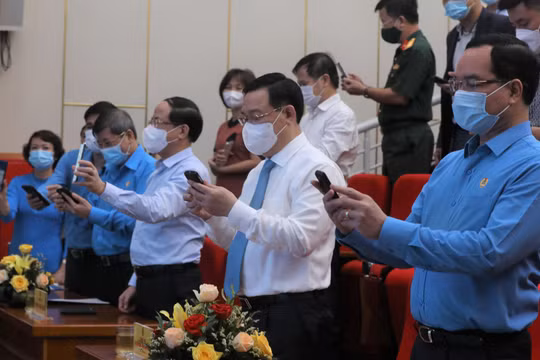 Các đại biểu tham gia nhắn tin ủng hộ tại Lễ phát động. Ảnh: Bộ TT&TT.