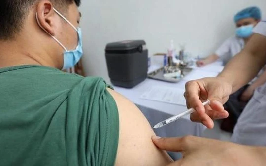 Tiêm thử nghiệm lâm sàng giai đoạn 3 vắc xin COVID Nano Covax cho người tình nguyện. Ảnh: Bộ Y tế.