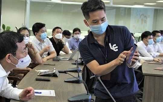 Bộ trưởng Nguyễn Mạnh Hùng tại buổi làm việc.