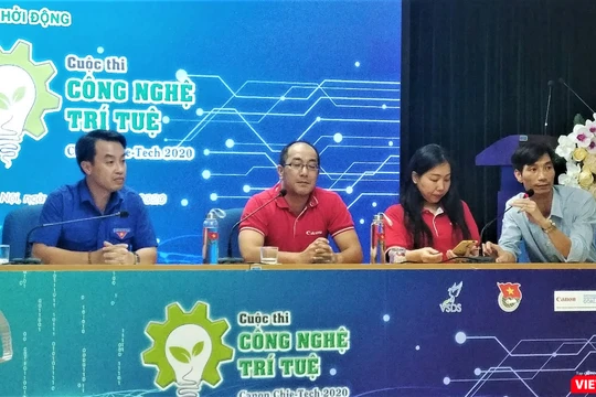 Ban Tổ chức “Công nghệ Trí tuệ Canon Chie-Tech” giải đáp thắc mắc của sinh viên xoay quanh cuộc thi.