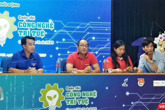 Ban Tổ chức “Công nghệ Trí tuệ Canon Chie-Tech” giải đáp thắc mắc của sinh viên xoay quanh cuộc thi.
