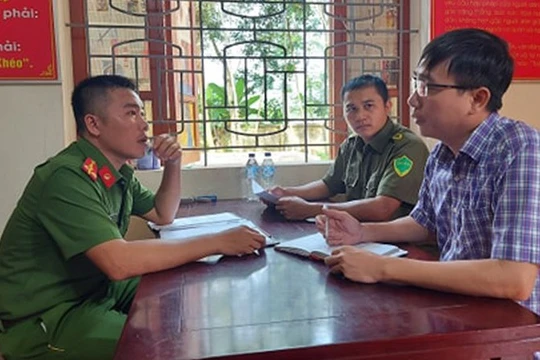 Cán bộ Phòng Văn hóa huyện Quỳ Châu làm việc với Công an xã Châu Bính để nắm bắt thông tin vụ việc. Ảnh: Báo Nghệ An.